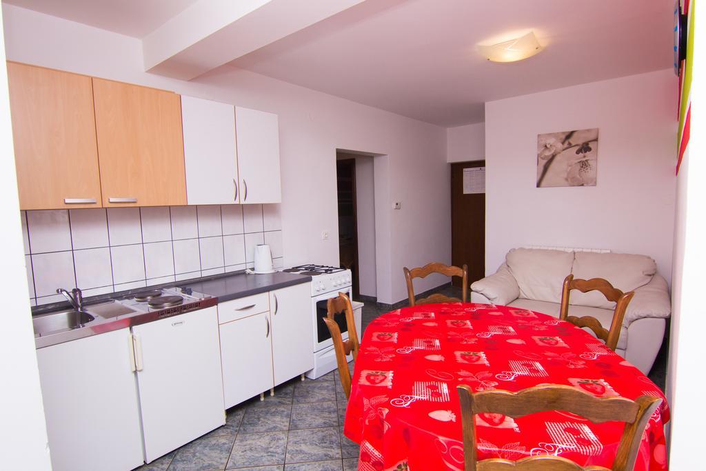 Apartmani Zuzic Veglia Cameră foto