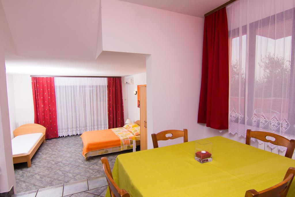 Apartmani Zuzic Veglia Cameră foto